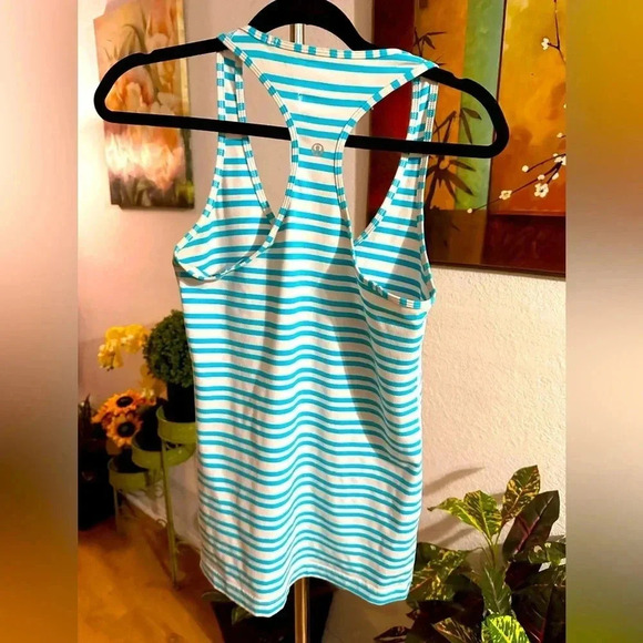 Lululemon athletica tops size 6 - Picture 3 of 3